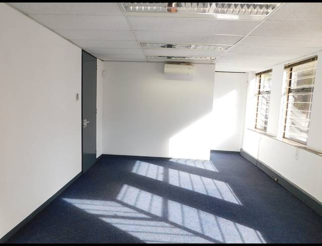 1,471M² OFFICE TO LET IN FERNDALE